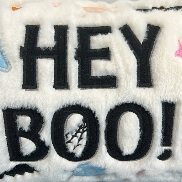 Oeko-Tex | โHey Boo!โ Pillow w/ Ghosts, Bats, Skulls, Pumpkins & Stars - Picture 4 of 12